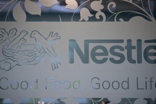 Les groupes dont le chiffre d'affaires dépasse 750 millions d'euros seront imposés à 15%. En Suisse, quelques centaines d'entreprises helvétiques et quelques milliers de filiales de groupes étrangers sont concernées (archives). KEYSTONE/LAURENT GILLIERON